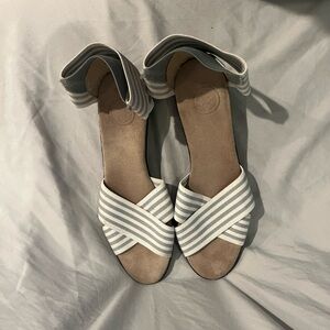 Charleston Shoe Co. Linen Cross-Strap Demi-Wedges Grey and White size 7 Womens
